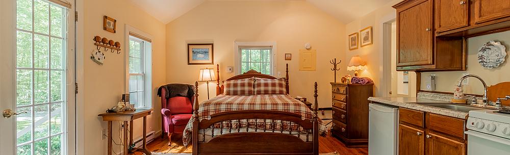 the Cloud Cottage- a bedroom studio with kitchenette and exterior door