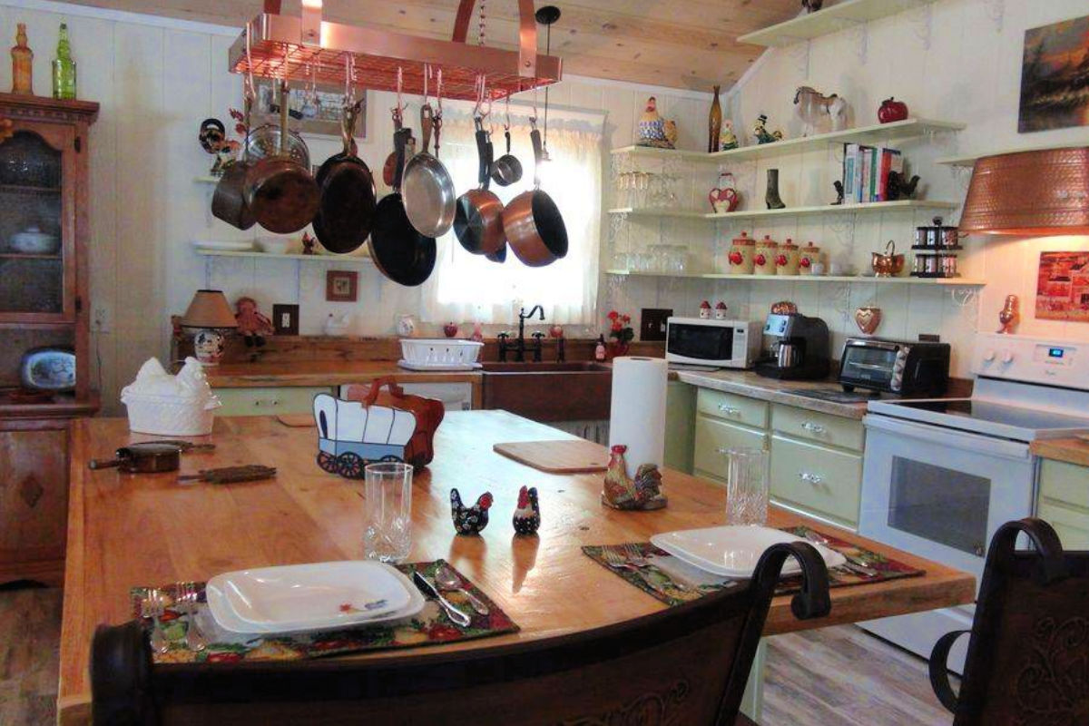 Daffodil Hill Farm and Carriage Farm Stay USA